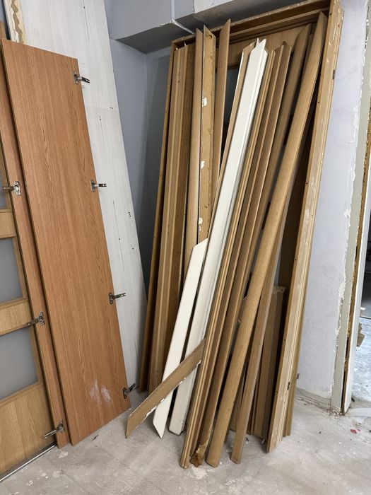 Срочно отдам даром , ламинат, двери, старый кузанный гарнитур