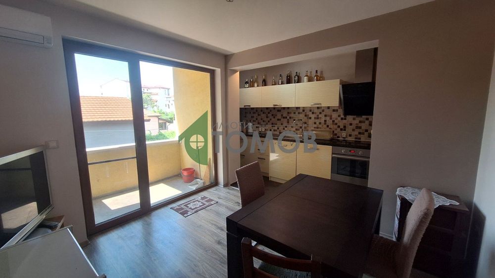 Прекрасно обзаведен и оборудван тристаен апартамент с гараж в кв. Сам