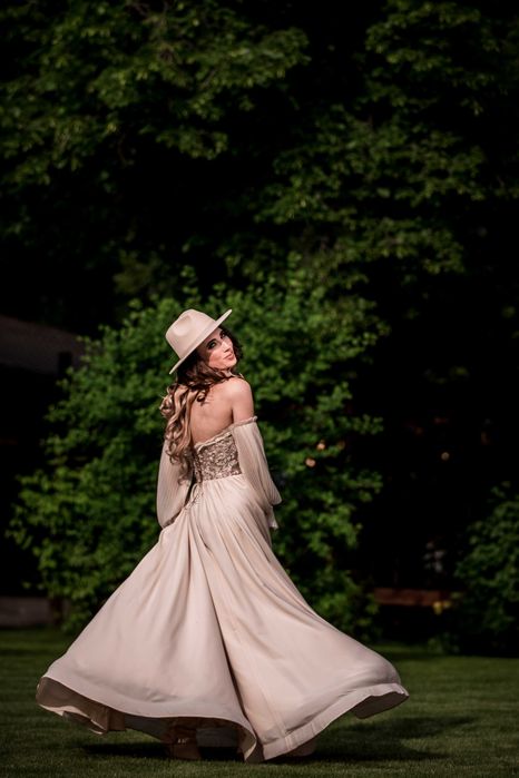 Rochie de mireasa in stil BOHO cu buchet si palarie