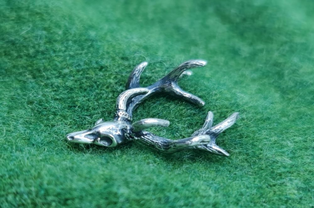 Podoabă de vânătoare din argint masiv cu cerb