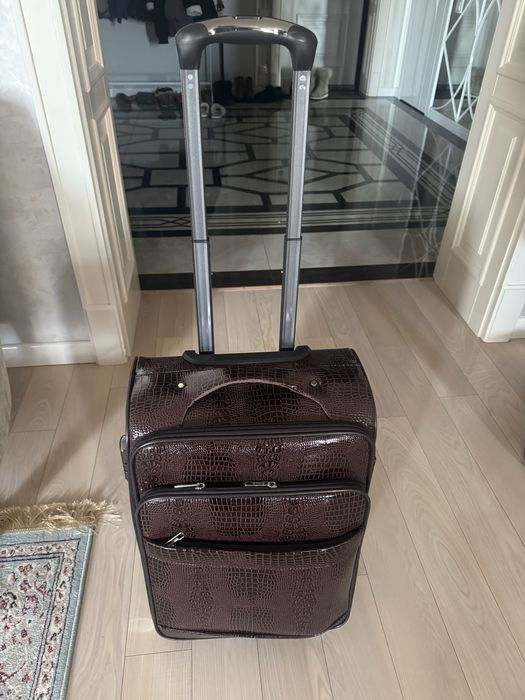 Чемодан новый коричневый