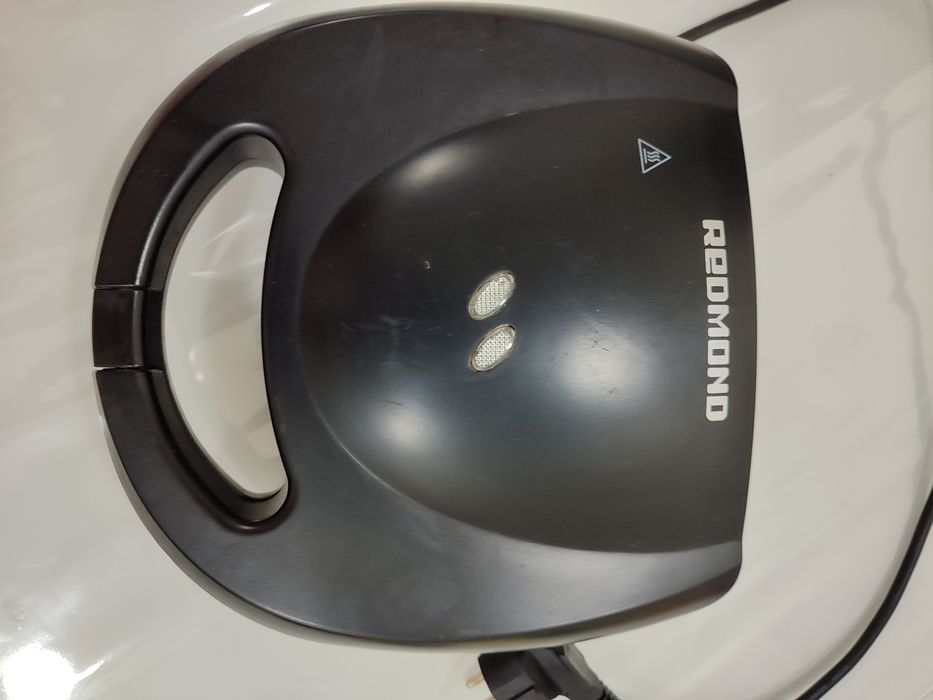 Электровафельница фирма Redmond