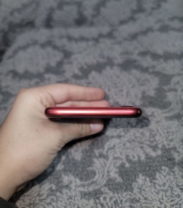Iphone se 2020 rangi qizil