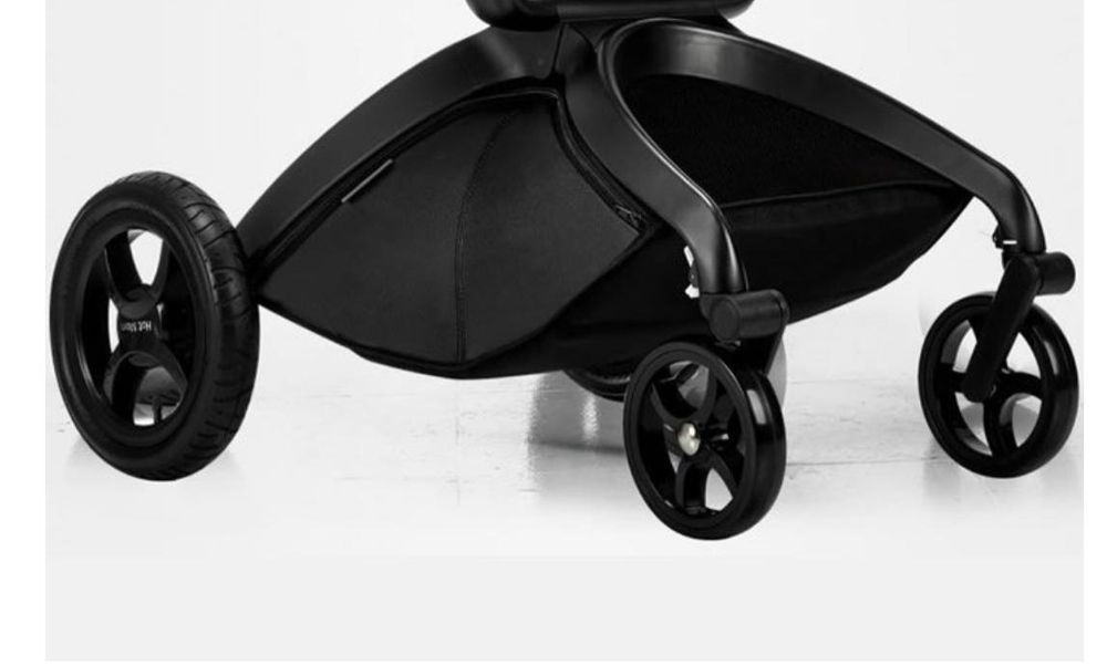 Детская коляска чёрного цвета
