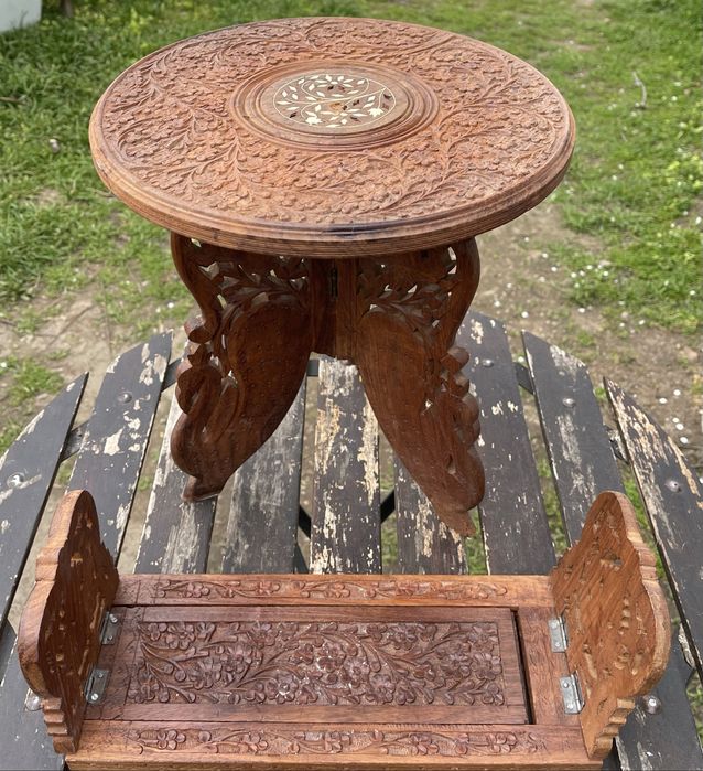 Măsuță rotundă, suport pentru cărti sculptat