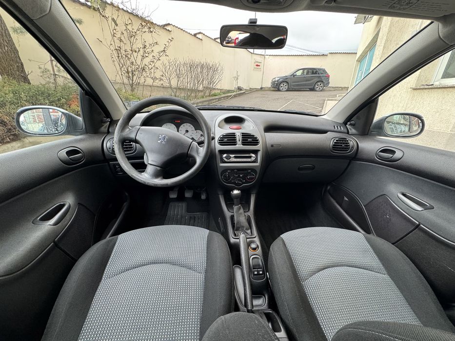 Peugeot 206 1.4 75 коня бензин