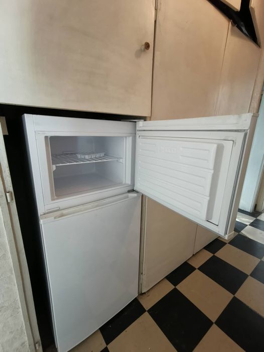 Хладилник с горна камера 120см