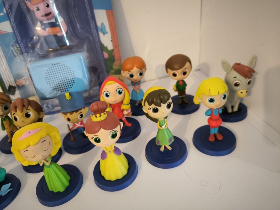 Boxa audio litera sigilată și lot de figurine fără cărți