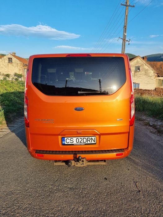 Inchiriez Ford Turneo Custom