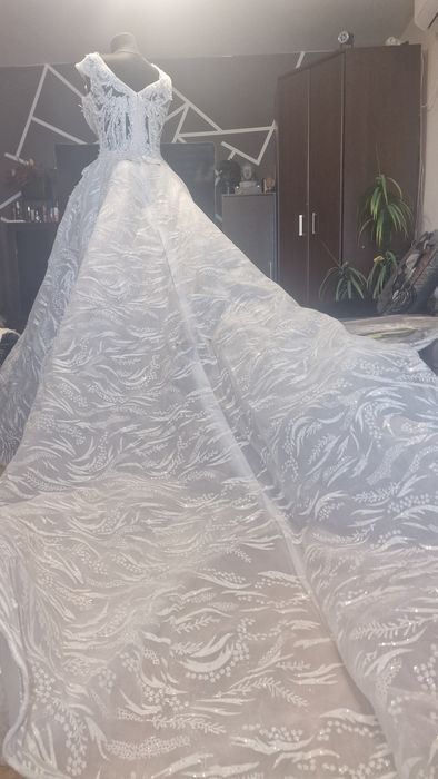 ROCHIE MIREASA cu trena lunga