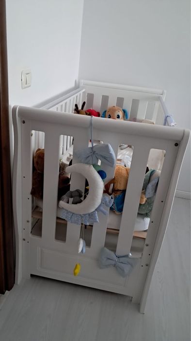 Vand patut de bebe din lemn masiv