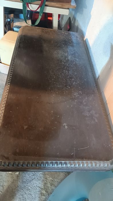 Старинна дървена маса