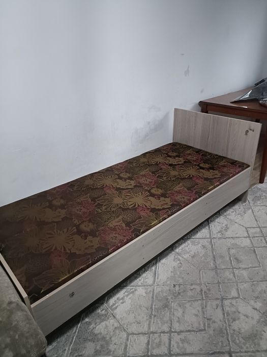 Прихожка, кровать, стол, диван