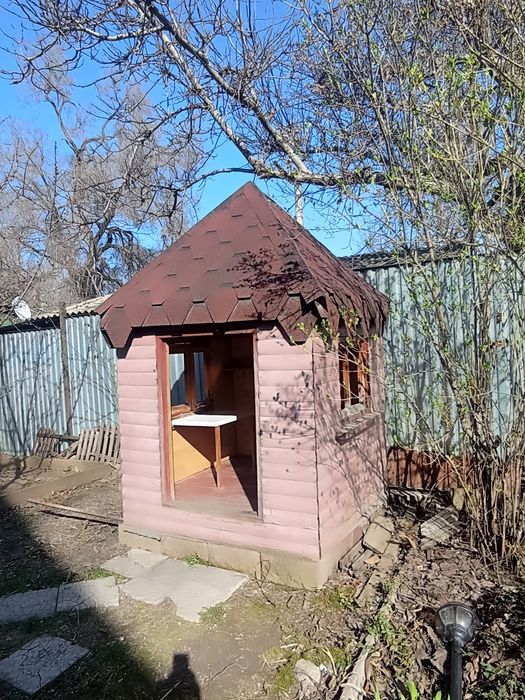 Продам деревянный домик для детей.
