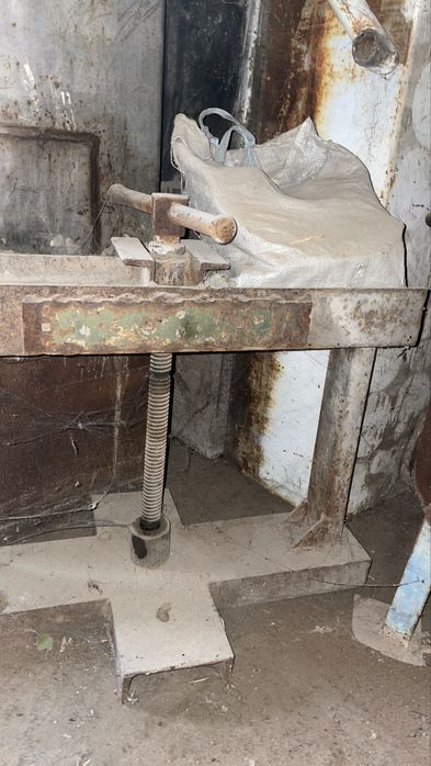 Ручной пресс продаётся