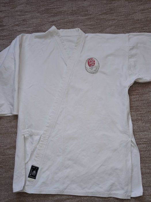 Vând kimono karate