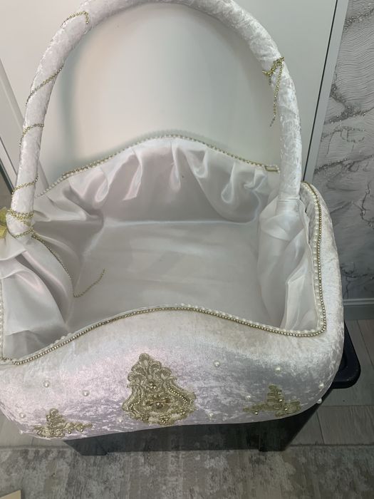 Белая корзина для тоя