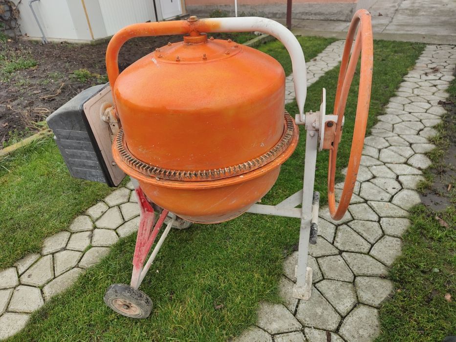 De vînzare betoniera 180 l