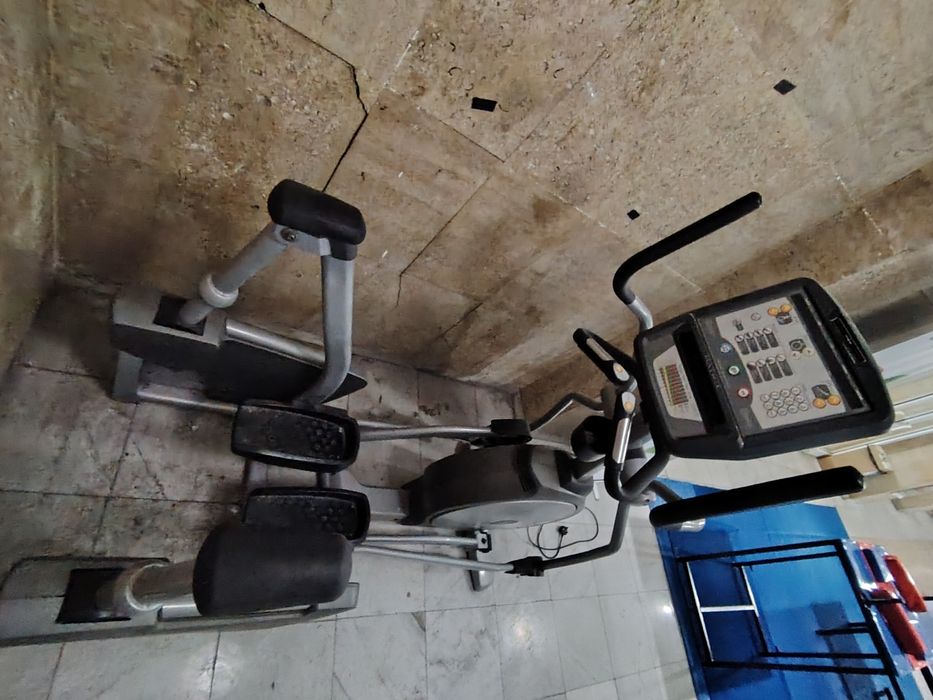 Професионален крос тренажор Matrix