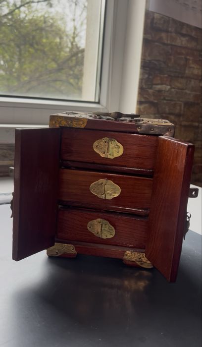 Дървена кутийка за бижута