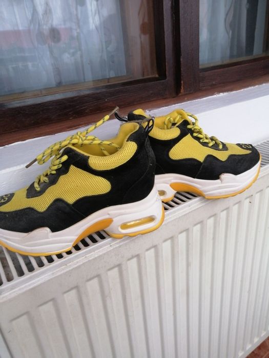 Vând adidași mărimea 38