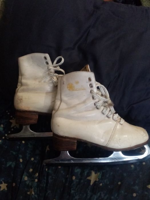 Коньки фигурные..