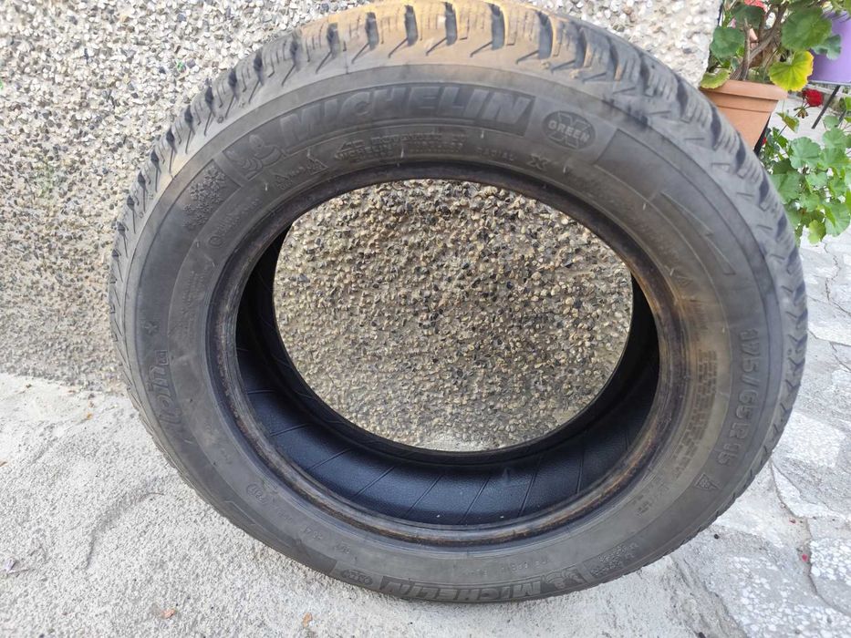 4 зимни гуми 175/65 R15 – 1 Michelin + 3 Dunlop. Продават се заедно.