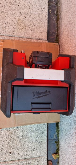 Milwaukee radio de santier pe acumulatori