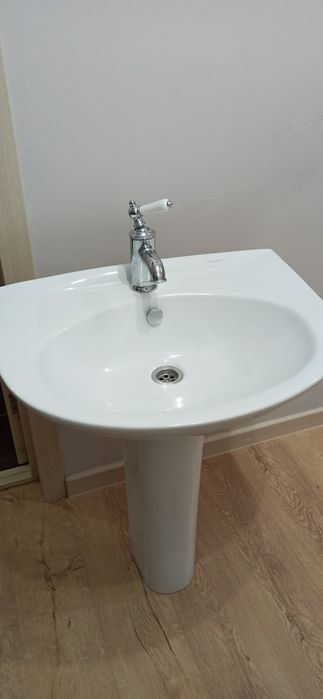 Умывальник с пьедесталом 20000