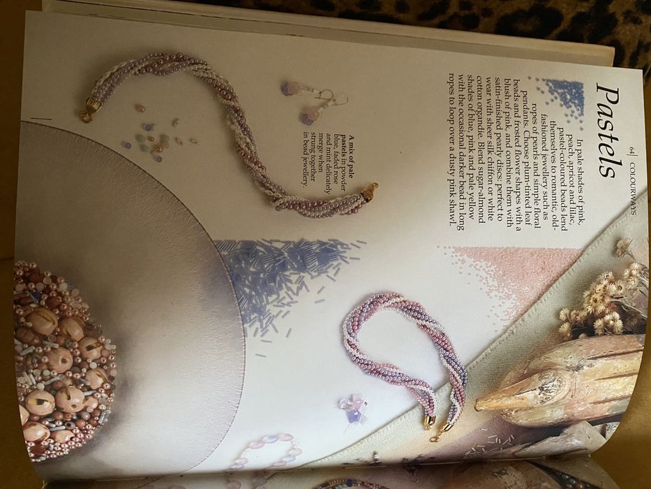 Vand cartea The complete book of beads