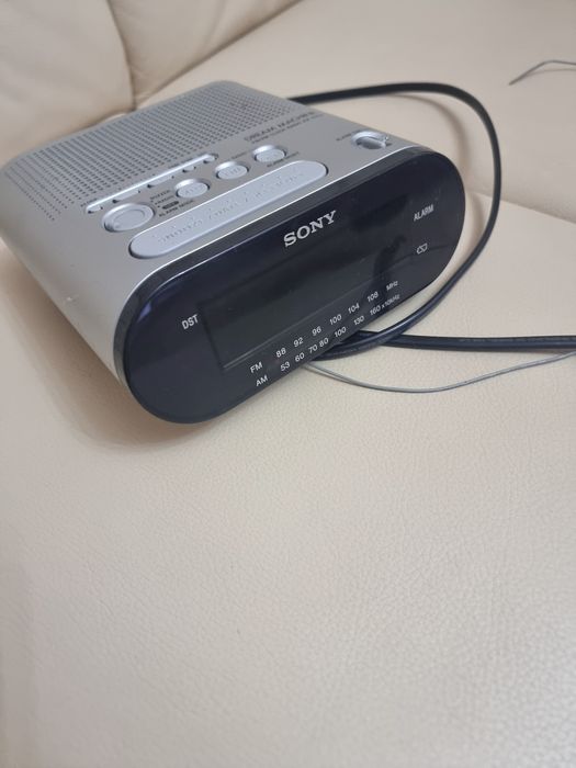 Radio cu ceas de cameră SONY