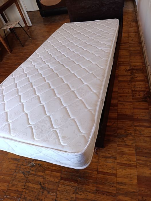 Кровать в хорошем состоянии и матрас.