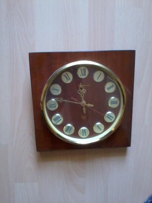 Стар стенен часовник