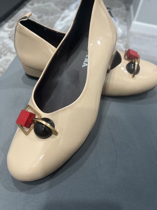 Туфли бежевые, лаковые 39 маломерка на 37,5 или 38 размер