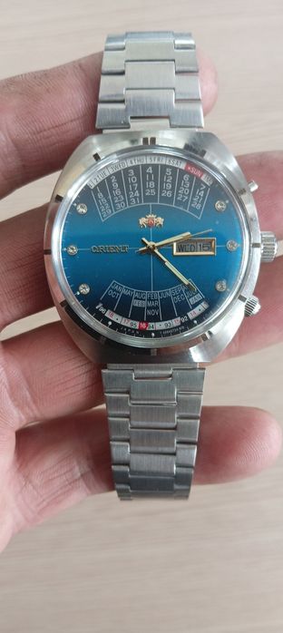 Часы Orient College.