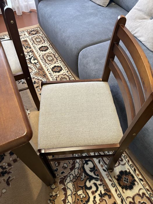 Продаю стол и 4 стула