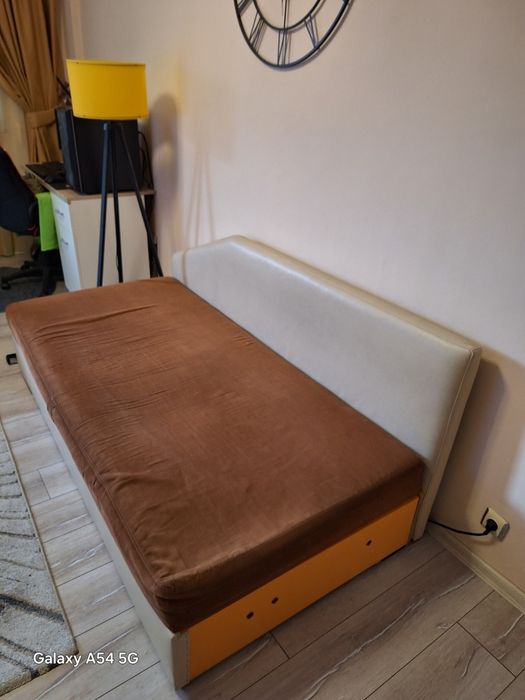 Тапицирано легло