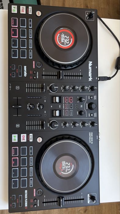Numark Mixtrack Platinum FX + Capac Protecție Decksaver + Cablu Delock USB-C
