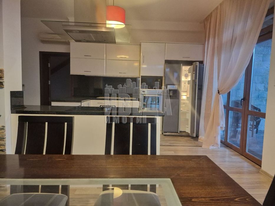 Къща в Варна, област-м-т Манастирски рид площ 465