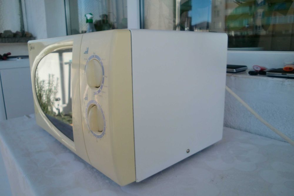 Микровълнова печка Midea MG820AOB с грил