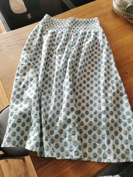 Ластичен кроп топ с открити рамене и разкроена пола стил Бохо.