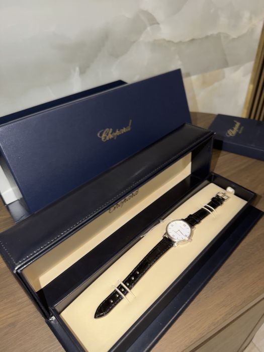 Золотые часы Chopard, с подписью первого президента на циферблате.