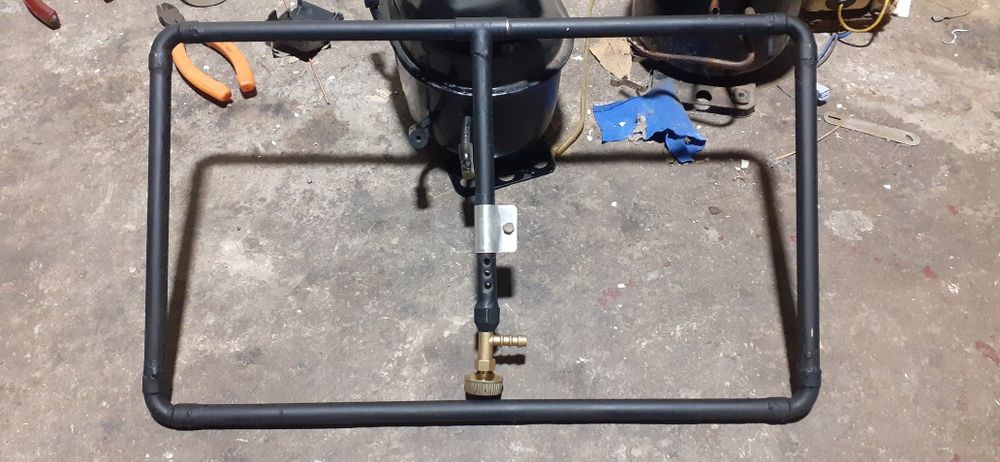 Изработвам горелки за газово барбекю.