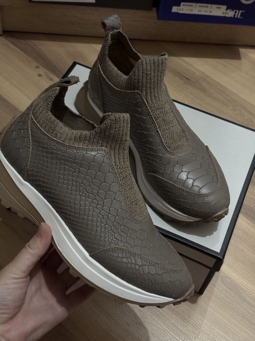 Продам кроссовки