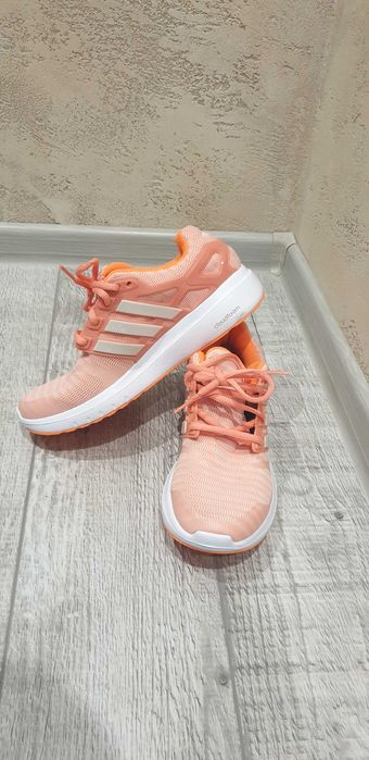 Продавам дамски маратонки адрес 38 номер