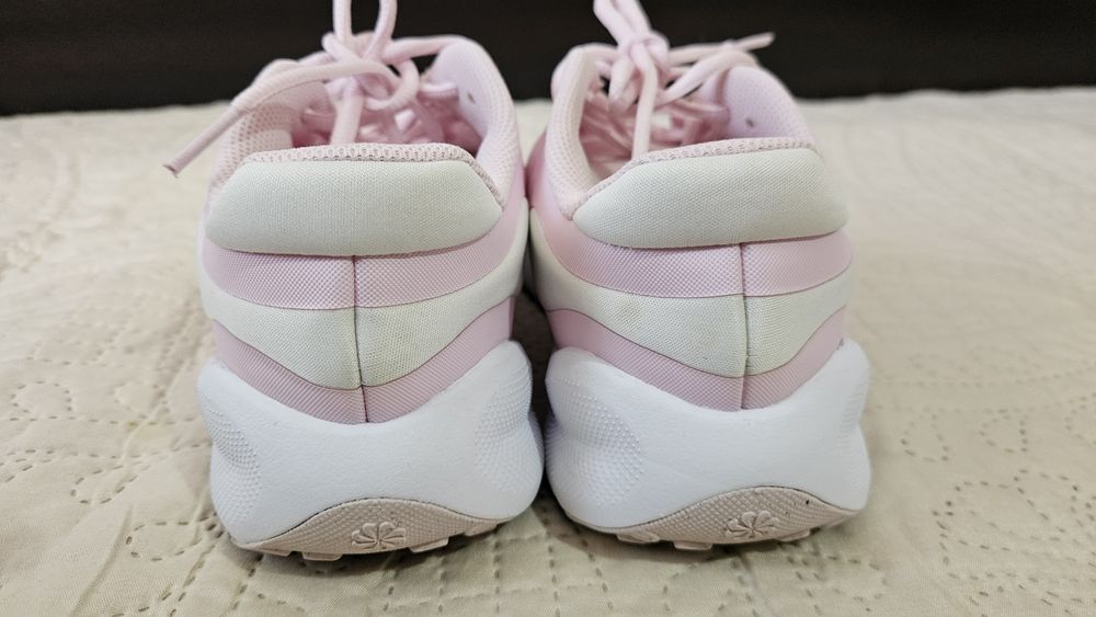 Маратонки Nike размер 36.5,дължина сделката 36,5 см.Без забележки.