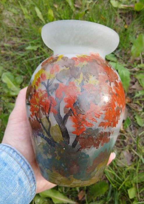 Vaza flori pictata manual motive tomnatice semnata, sticla mata, cel mai probabil Franta