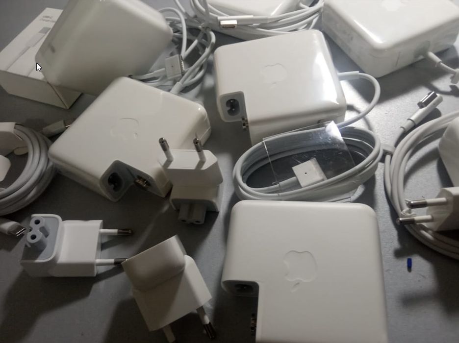 на все макбуки, зарядка, блок питания.