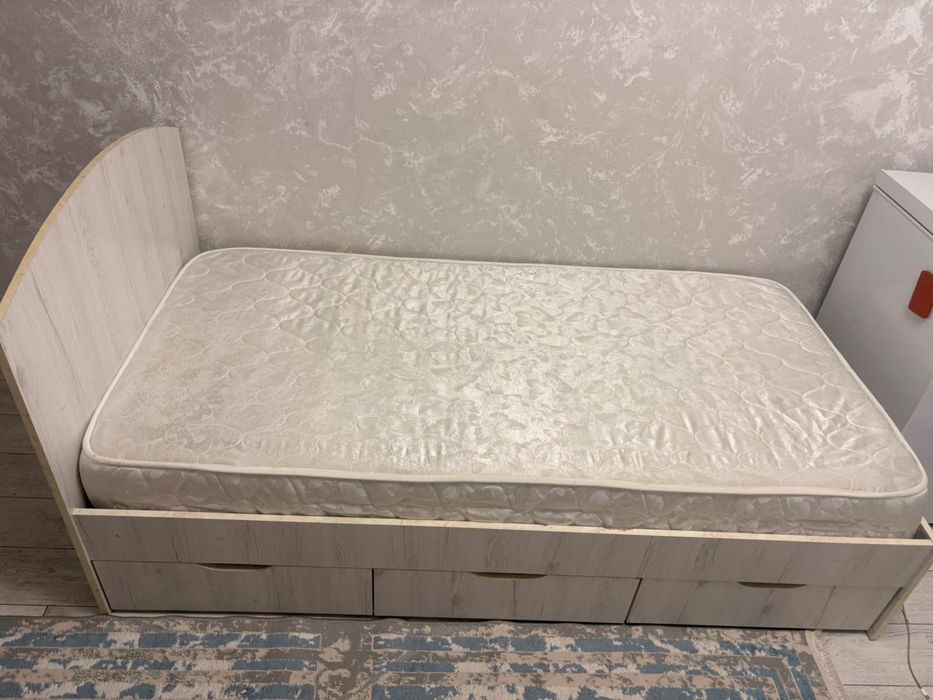 Продам кровать с матрасом