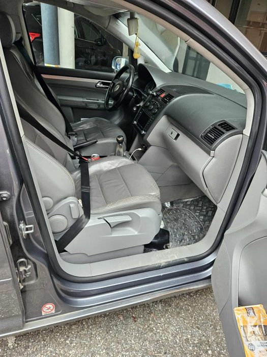 Volkswagen Touran 2.0 TDI – 2007 – 5 Locuri – 1.500

Vând